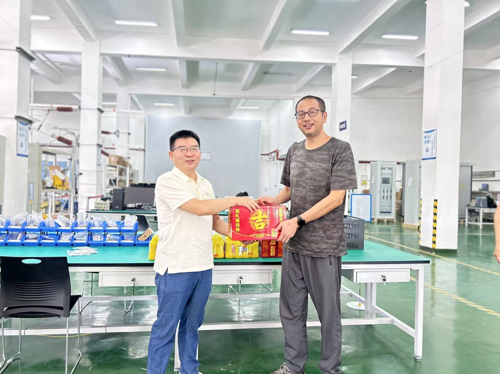 【交大光芒】交大光芒工会开展防暑降温送清凉活动(1).jpg 【交大光芒】交大光芒工会开展防暑降温送清凉活动(1).jpg