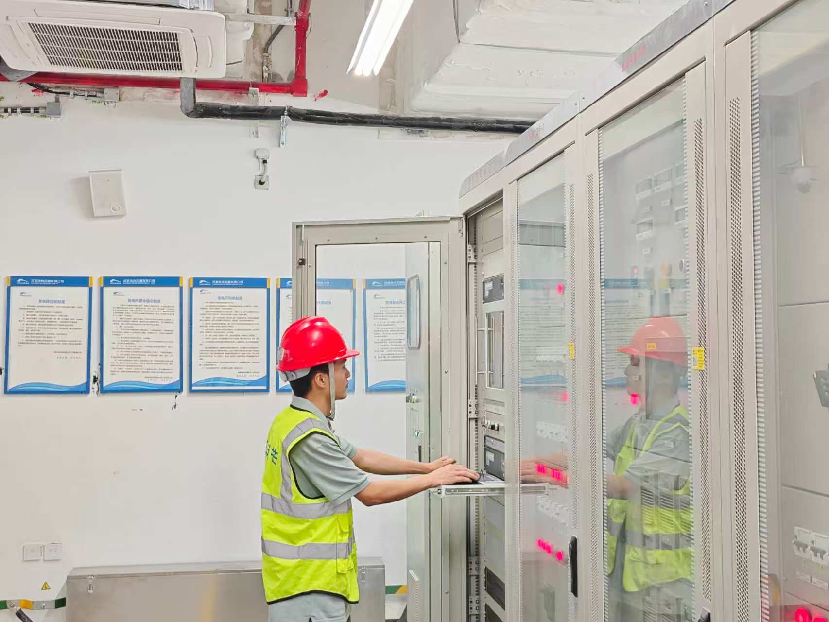 【交大光芒】交大光芒为成都地铁10号线三期、17号线二期开通运营提供“供电大脑”(1).jpg 【交大光芒】交大光芒为成都地铁10号线三期、17号线二期开通运营提供“供电大脑”(1).jpg